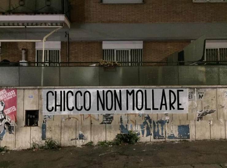 Uno striscione comparso a Roma