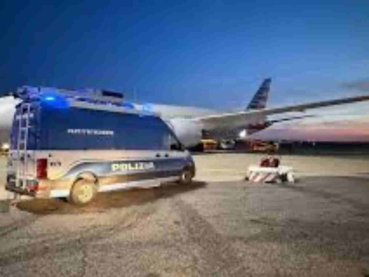 Panico in volo: urla “Morte all’America, ho una bomba” Panico in volo: urla “Morte all’America, ho una bomba”