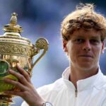 Sinner che alza il trofeo di Wimbledon
