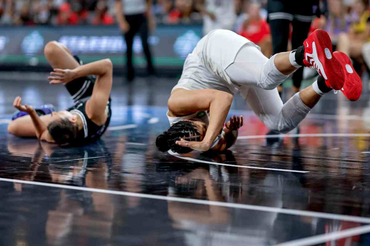 Basket, finale a sorpresa: un dildo verde brillante interrompe la partita – VIDEO Basket, finale a sorpresa: un dildo verde brillante interrompe la partita – VIDEO