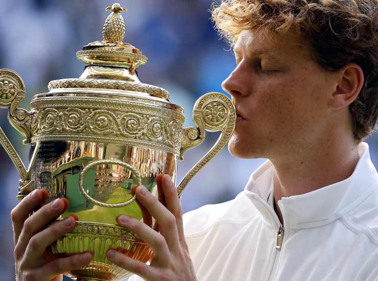 Il trofeo di Wimbledon baciato da Sinner