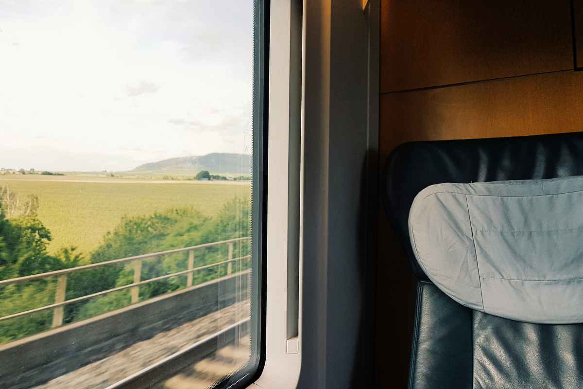 Bloccati per due ore e mezzo sul treno senza aria condizionata: “Scene di panico”