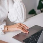 Donna al computer