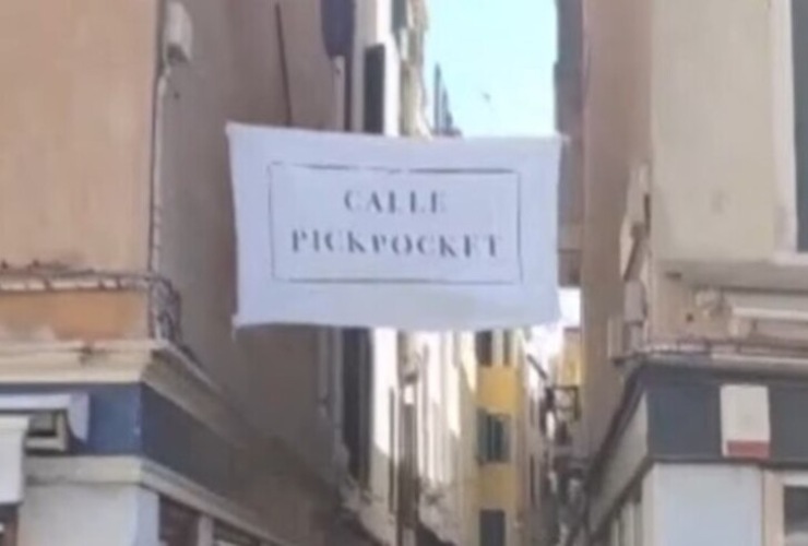 Lo striscione che ha rinominto la calle di Venezia