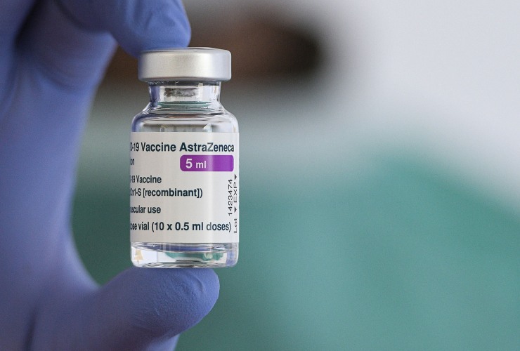 Una fiala per le dosi del vaccino anti covid 19