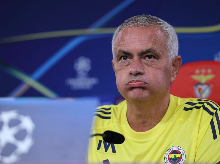 Mourinho sbuffa in conferenza