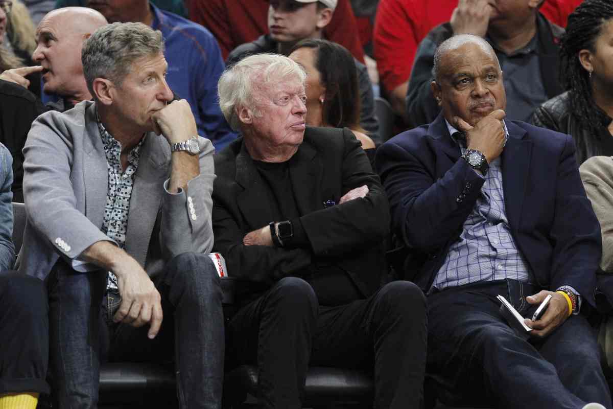 Phil Knight durante una partita NBA