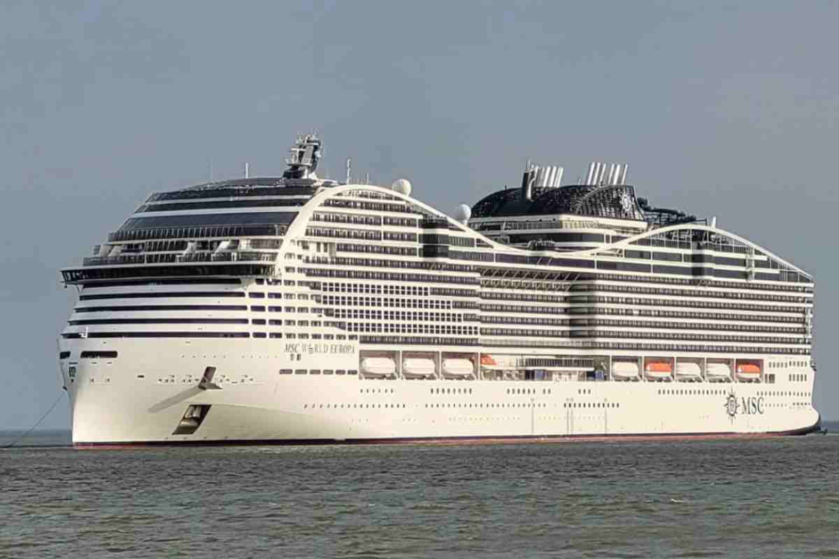 Una nave lunga oltre 330 metri