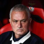 Mourinho seduto in panchina