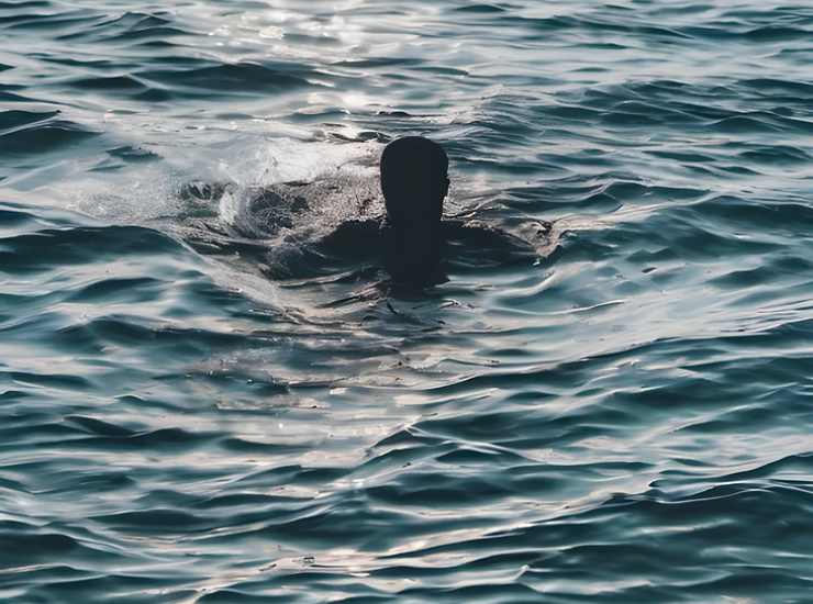 Un uomo che nuota a mare