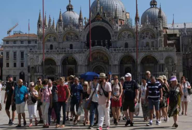 Turisti a passeggio per Piazza San Marco