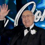 Pippo Baudo saluta i presenti