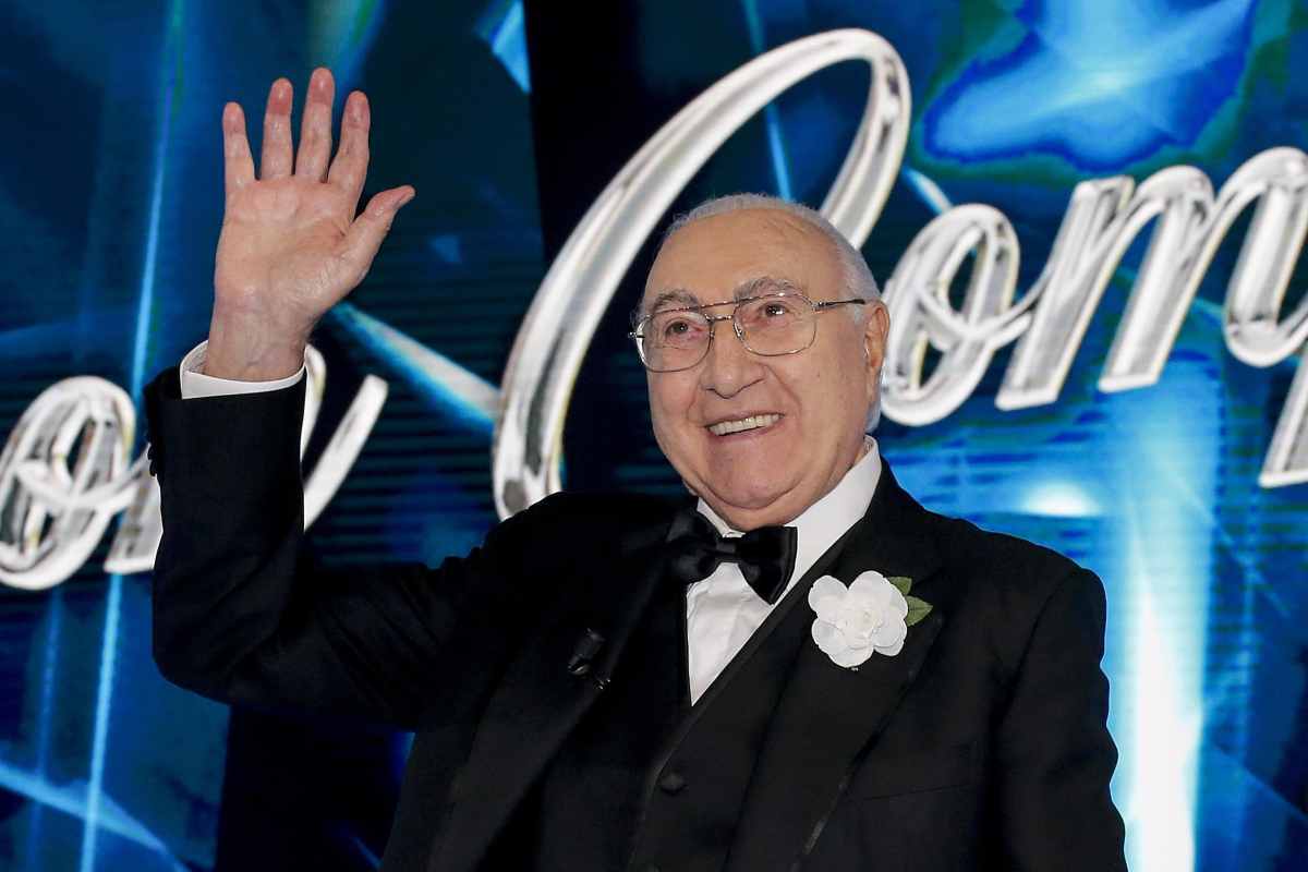 Pippo Baudo saluta i presenti