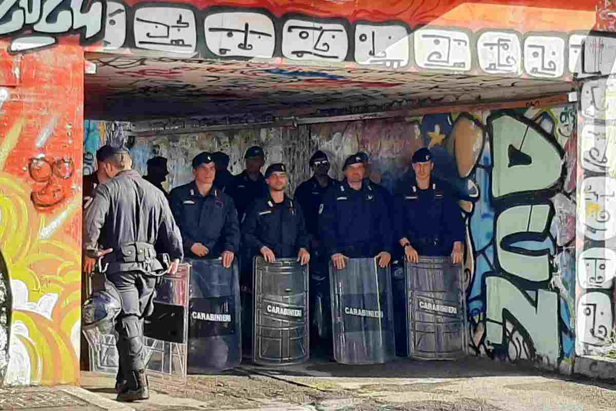 Al via lo sgombero del Leoncavallo, il centro sociale più famoso di Milano Al via lo sgombero del Leoncavallo, il centro sociale più famoso di Milano