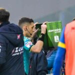 Un arbitro che controlla il Var