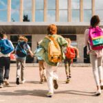 Studenti entrano a scuola