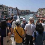 Turisti sul ponte di Venezia