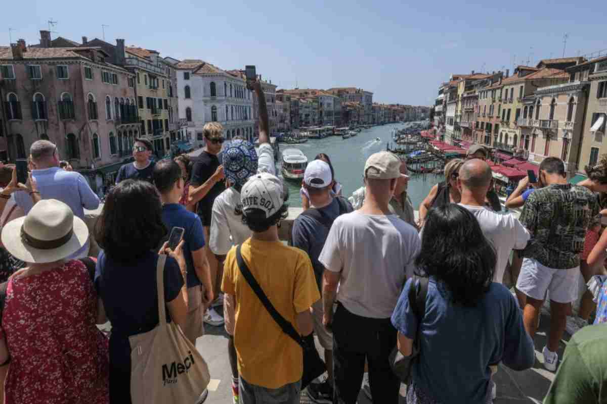 Turisti sul ponte di Venezia