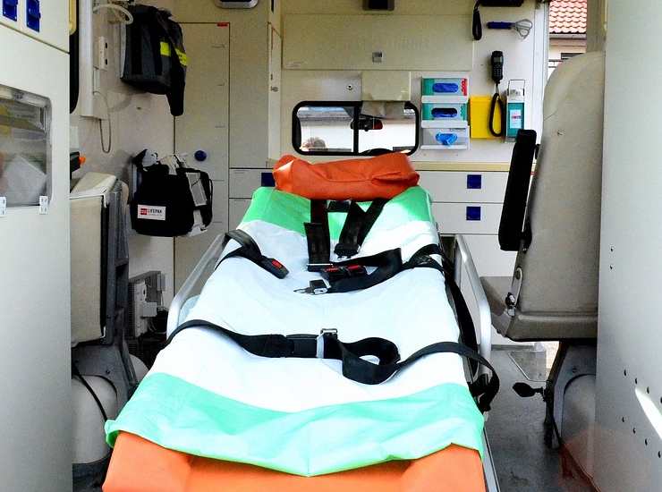 Una barella in ambulanza 
