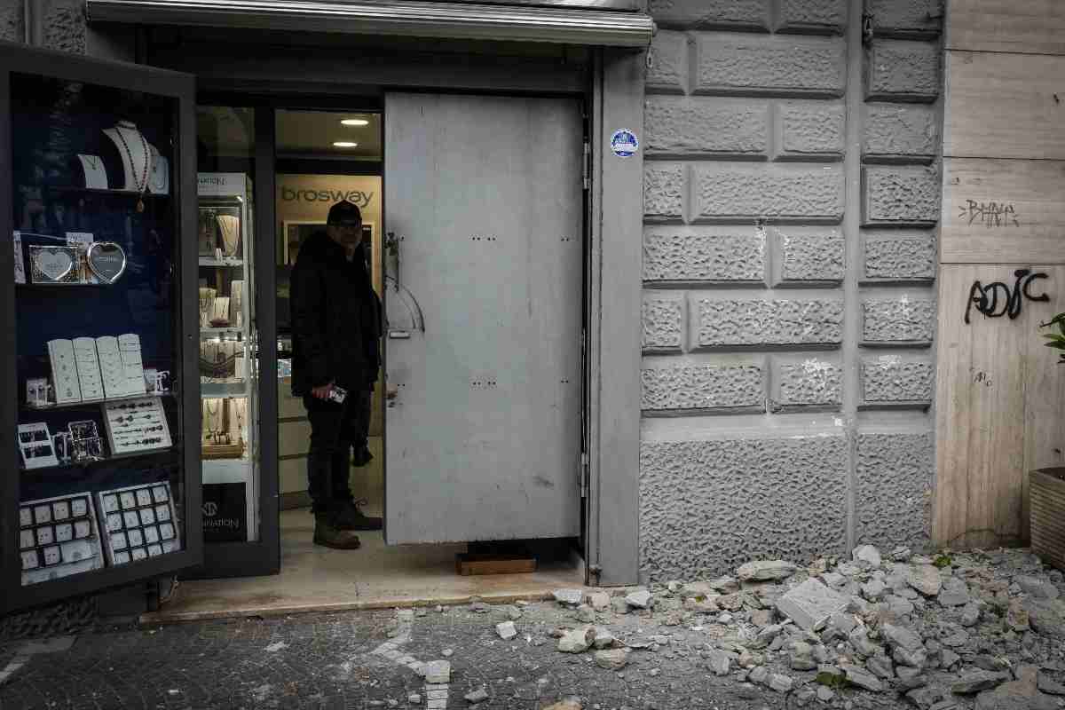 Campi Flegrei, la terra trema ancora: che sta succedendo Campi Flegrei, la terra trema ancora: che sta succedendo