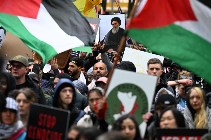 Manifestanti che protestano per quanto avviene a Gaza