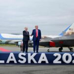 I due presidenti Trump e Putin in Alaska con i due loro aerei dietro
