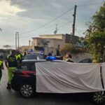 Il luogo del delitto al centro di Ischia con tre morti e i carabinieri sulla scena