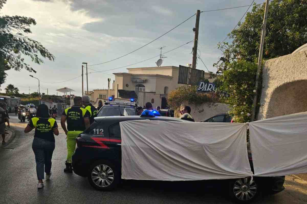 sparatoria in pieno centro tre cadaveri e gente nel panico