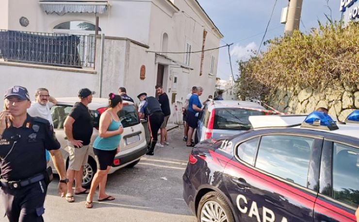 I carabinieri sulla scena del delitto a Ischia mentre fanno rilevamenti