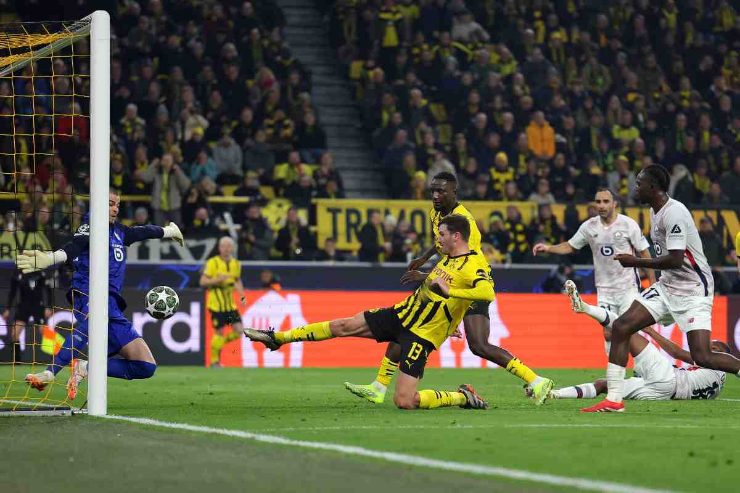 Lucas Chevalier durante una gara di Champions League tra Lille e Borussia Dortmund