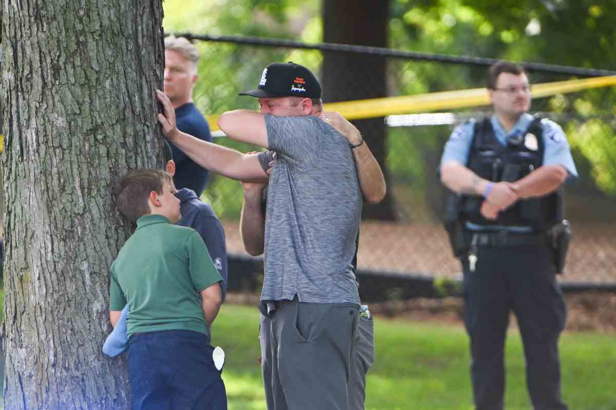 Strage in una scuola, uomo armato spara: ci sono morti e feriti Strage in una scuola, uomo armato spara: ci sono morti e feriti