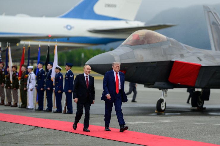 Il momento in cui i due Trump e Putin sono scesi dai rispettivi aerei