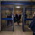 Il ministro Tajani mentre entra nel carcere di Rebibbia