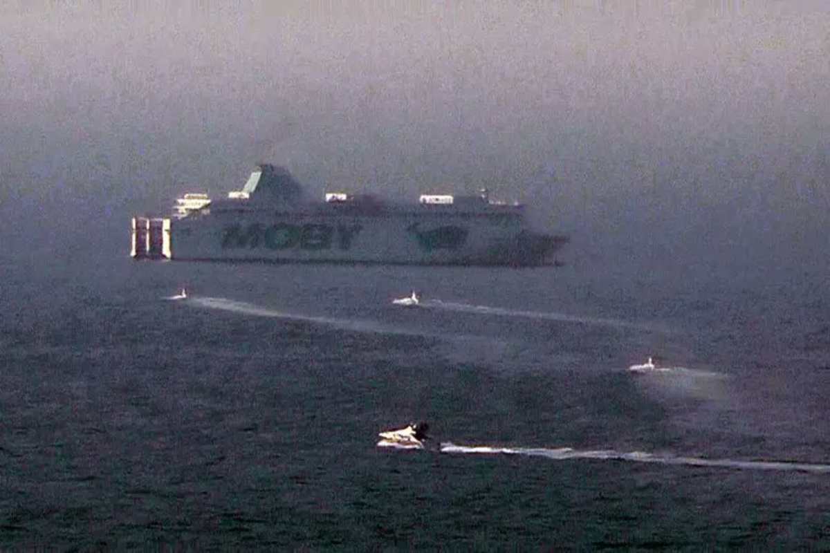 Il traghetto Rubattino mentre è in panne in mezzo al mare