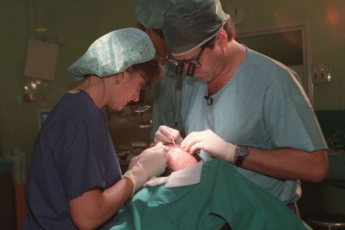 Sceglie la clinica dei vip per il trapianto dei capelli, ma muore sotto i ferri