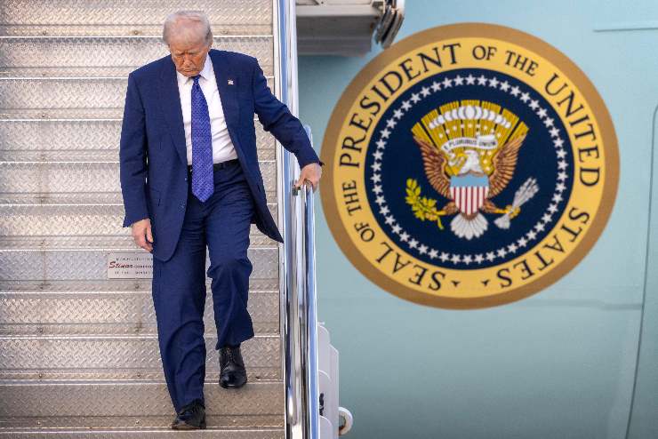 Il presidente Trump mentre scende dal suo Air Force One