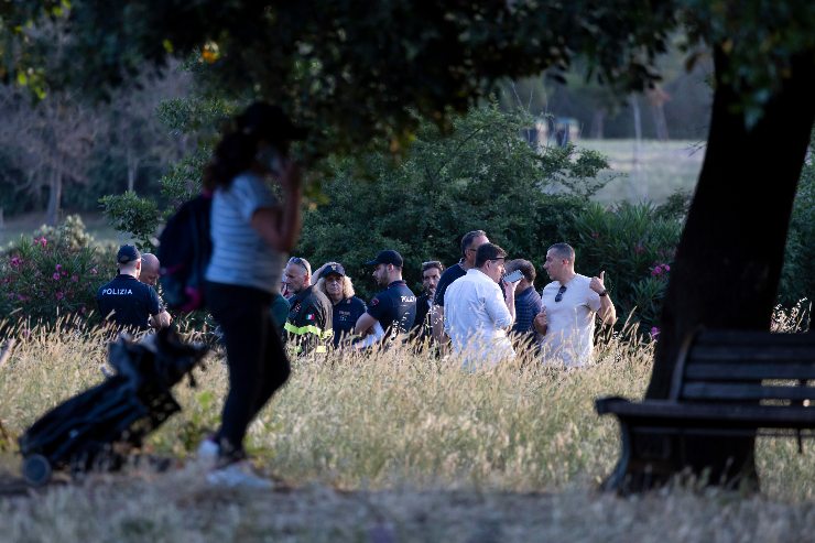La polizia scientifica mentre analizza la scena del crimine a Villa Pamphili