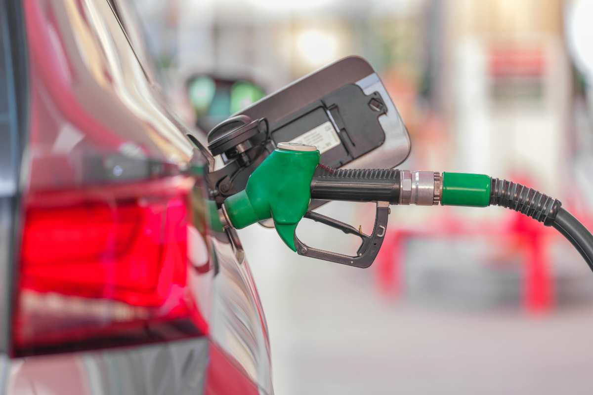 Ruba 130 litri di benzina e scappa: sfiorata la tragedia