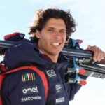 Franzoso con gli sci sulle spalle