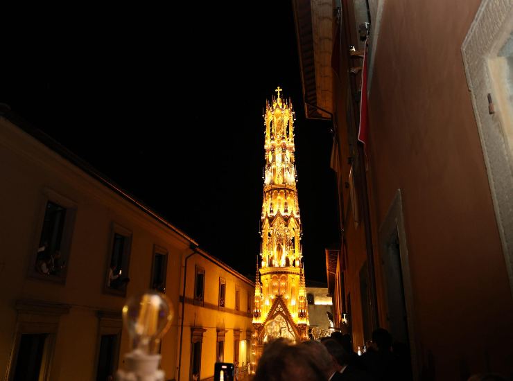 La macchina di Santa Rosa con le luci