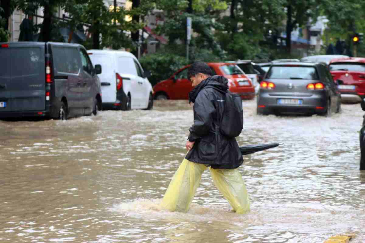 Una strada allagata a causa del maltempo