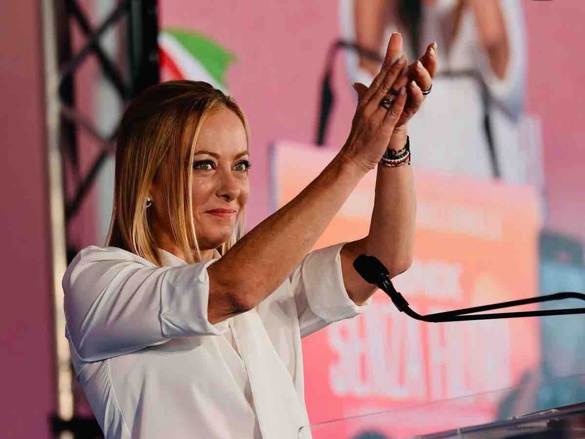 Meloni scherza sul derby: “Chiudo prima di fare la fine di Fantozzi”