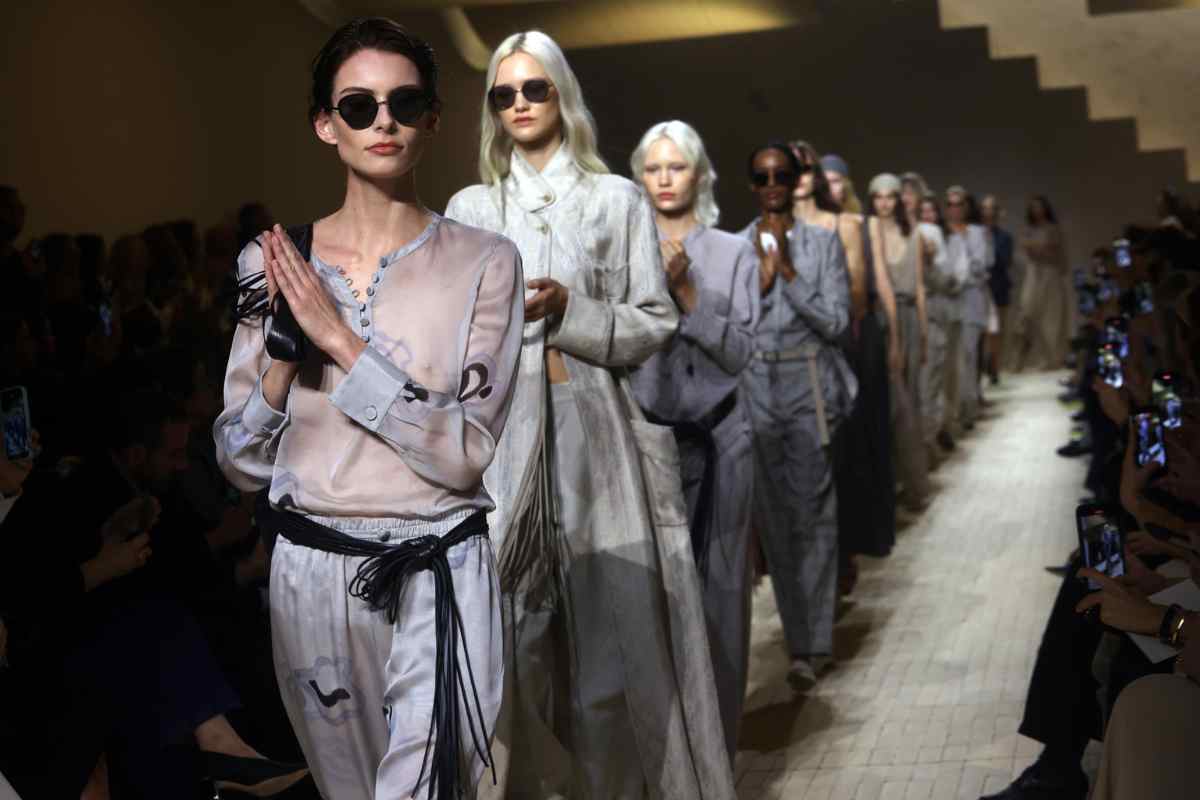 Milano Fashion Week 2025 modelle in passerella con abiti Armani 
