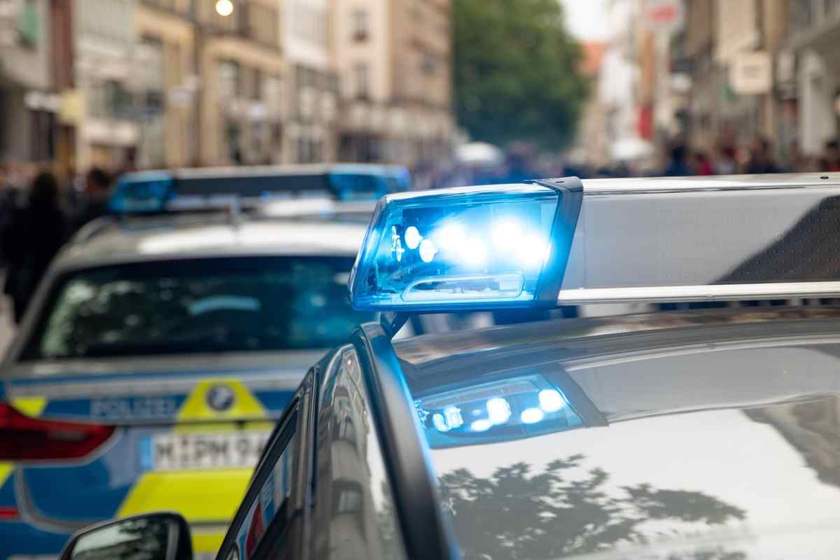 Auto della polizia in strada