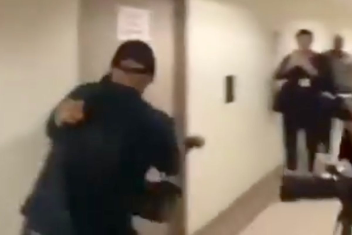 follia in aula agente spinge violentemente a terra una donna davanti ai figli 8211 video