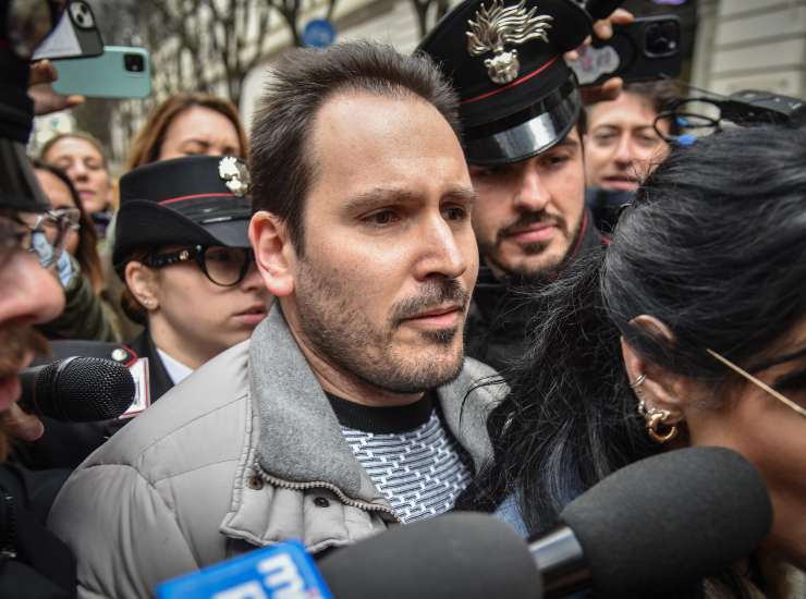 Sempio circondato dai giornalisti