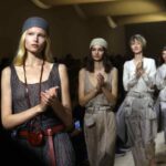 Modelle con abiti Armani in passerella durante la Milano Fashion Week 2025