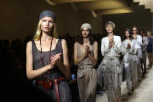 Modelle con abiti Armani in passerella durante la Milano Fashion Week 2025