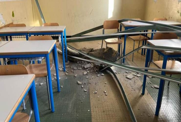Un crollo all'interno di un'aula