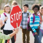 Ragazzi all'uscita da una scuola